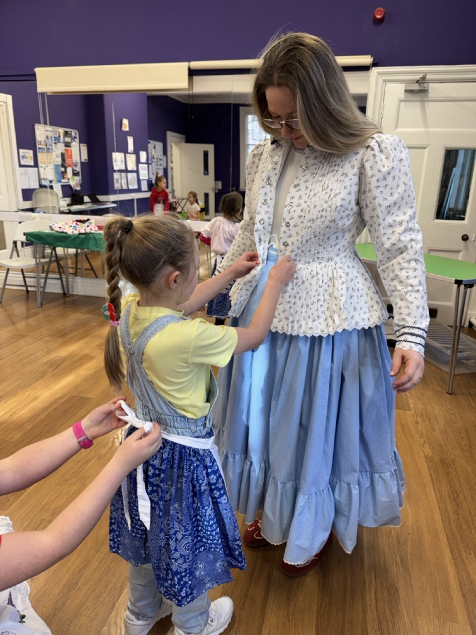 népviseletet öltünk magunkra