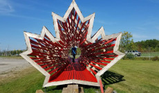 A Hello Wood installációja a niagara falls-i Árpád Hall udvarán
