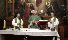 Szentmise a Pázmáneum kápolnájában. Főcelebráns Vencser László, koncelebráló papok Varga János rektor, Pál László kismartoni magyar lelkész