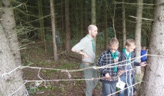 Átkelés érdekében a kaput ki kell bogozni, majd visszakötni a csomókat