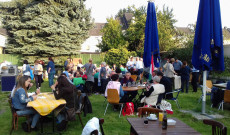 Találkozó a neuss-i vendéglő udvarán