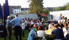 Találkozó a neuss-i vendéglő udvarán