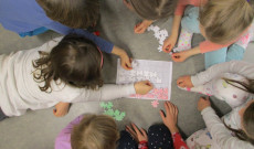 Kirakóból készül magyar zászló Tamperében