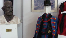 Garibaldi mellszobra és katonai egyenruha Garibaldi mellszobra és katonai egyenruha