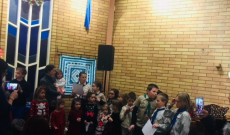 gyerekek éneklése a Mikuláshoz