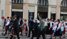 A viselet öltöztet