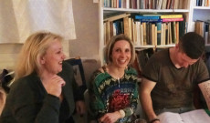 Válogatnak a dalok között