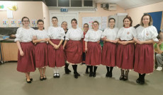 Általunk készített viseletben