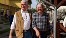 Készül a vendégváró gulyásleves Thomas Pickel építész és Sólyom Ferenc presbiterek már régóta jó ismerősök