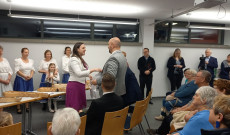 Dr. Vucsicsné Z. Anikó egyesületi elnök köszönti Hegede Szabolcs konzult Dr. Vucsicsné Z. Anikó egyesületi elnök köszönti Hegede Szabolcs konzult