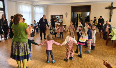 A Gyerekcsoport délelőtti programja rövid táncházzal zárult. A Gyerekcsoport délelőtti programja rövid táncházzal zárult.