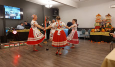 Pacsirta néptánccsoport előadása.