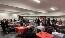 A karácsonyi ünnepségre sokan összegyűltünk.