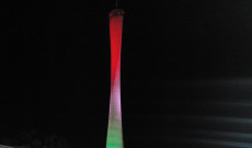 Magyar nemzeti színekkel kivilágított emlékmű Magyar nemzeti színekkel kivilágított emlékmű