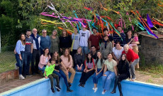 Csoportkép a Córdobai Magyar Kör tagjai által feldíszített májusfa előtt