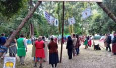 Gyülekezés a tábor kapujában