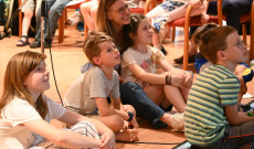 A fellépő gyermekek a pedagógusokkal figyelték az előadás részét képező vetítést