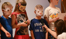 Az elsősök Sün Balázs meséjét adták elő