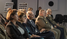 néhány képviselő a közönség soraiból néhány képviselő a közönség soraiból