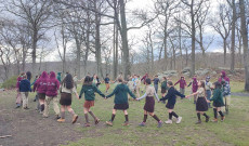 Népi játékok a táborhelyen