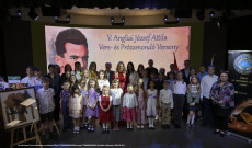 Az V. József Attila Vers- és Prózamondó Verseny versenyzői a zsűrivel