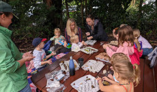 Az összegyűjtött kincsekből szobrokat készítettek a gyerekek Az összegyűjtött kincsekből szobrokat készítettek a gyerekek