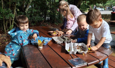 Gyerekek alkotás közben Gyerekek alkotás közben