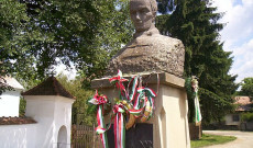 Emlékszobor Kőrösi Csoma Sándorról Csomakőrösön Emlékszobor Kőrösi Csoma Sándorról Csomakőrösön