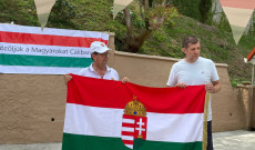 Mercz Tibor veszi át a zászlót Mercz Tibor veszi át a zászlót