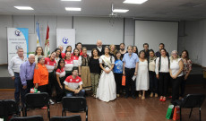 Csoportkép az egyetemi előadás végén: előadók, résztvevők, misionesi magyarok.