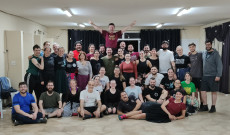 Csoportkép két néptánc próba között a XV. DAMN fesztiválon