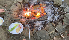 Tűzrakás, nyársak, szalonna