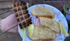 Sült szalonna, zsíros kenyér, zöldségek