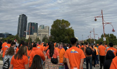 Orange Shirt Day walk - úton a Convention Centre felé