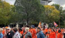 Orange Shirt Day walk - menet kezdete a the Forks városrészben