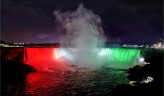 Niagara-vízesés trikolor színekben pompázik