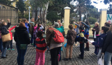 Gyülekezés a múzeum bejáratánál