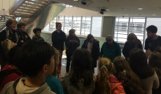 Mindenki nagyon figyel