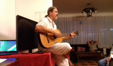 Gitárzene kísérte a balladát