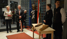 Petőfi szobor megkoszorúzása Petőfi szobor megkoszorúzása