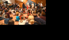 A Mikulás köszönti a gyerekeket