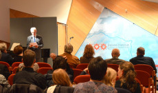 Dr. Perényi János Magyarország Ausztriába akkreditált rendkívüli és meghatalmazott nagykövete beszédet tart