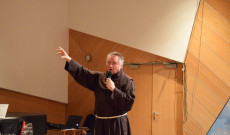 Csaba testvér mutatja az irányt