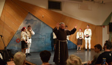 Böjte Csaba megáldja a jelenlévőket