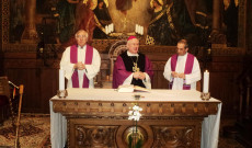 Vencser László igazgató, Cserháti Ferenc püspök és Varga János rektor 2017. március 22-én Bécsben a Pázmáneum kápolnájában