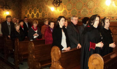 Hívek a szerda esti szentmisén