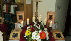 Az ünnepi alkalomra készített díszlet egy része a teológia könyvtárában