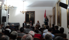 A témához illeszkedő énekszámokkal Halmos Fatime színész-énekes működött közre