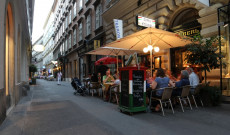 Az Ilona Stüberl nyári terasza Az Ilona Stüberl nyári terasza