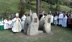 A leleplezett emlékmű megáldása